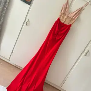 Jag har köpt denna klänningen för 1500 kr och har använt den 2 gånger. Nu säljer jag den för 800 kr, Jag har köpt drån Dm och storleken är M. 