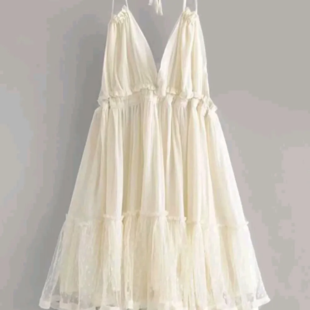Säljer den finaste vit klänning inför sommar 🌸 ! Jag fick den hem precis idag så det är endast testad.   Jag köpte den för 219 kr så tycker att priset nu är rimligt. Köparen står för frakten. . Klänningar.