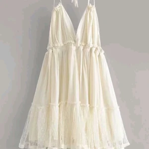 Vit Klänning SMALL - Säljer den finaste vit klänning inför sommar 🌸 ! Jag fick den hem precis idag så det är endast testad.   Jag köpte den för 219 kr så tycker att priset nu är rimligt. Köparen står för frakten. 