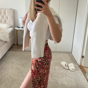 Kjol - oanvänd blommig kjol med lappen kvar😇