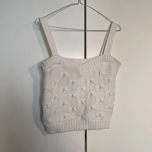 Stickat linne - Köpt på Zara, storlek M men funkar på mig som vanligtvis bär S. Köparen står för eventuell frakt, kan tänka mig gå ner i pris vid snabb affär 💚