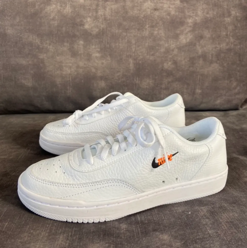 Ett par helt oanvända vita sneakers Nike Court Vintage i storlek 36,5, superfina nu till sommaren. Köpte för 850kr men säljer för bra pris här! . Skor.