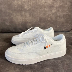 Nike Court Vintage  - Ett par helt oanvända vita sneakers Nike Court Vintage i storlek 36,5, superfina nu till sommaren. Köpte för 850kr men säljer för bra pris här! 
