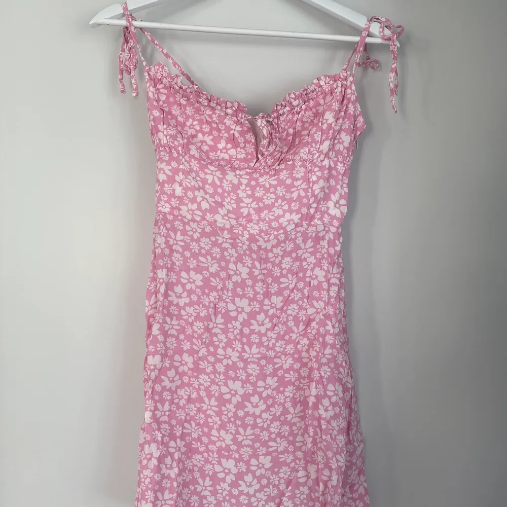 Supersöt rosa blommig klänning från bershka. Använd 1 gång. Passar S. Frakt är INTE inkl i priset. Klänningar.