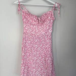 Supersöt rosa blommig klänning från bershka. Använd 1 gång. Passar S. Frakt är INTE inkl i priset