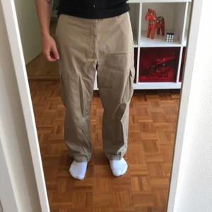 Cargobyxor - Cargobyxor, står storlek M. (Skrynkliga för dem har legat undan ett bra tag)