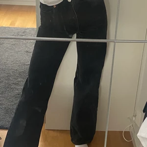 Monki Jeans - Ett par jättefina Monki jeans i storlek 24(tum) och jag är ungefär 163 och de är bra i längden på mig. Jeansen är i bra skick och modellen heter Taiki straight leg black jeans. Skriv till mig vid intresse! 