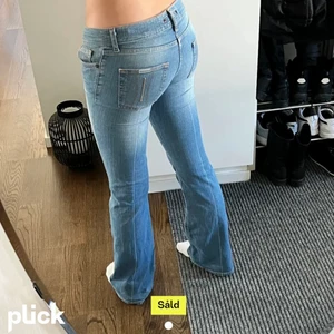 Fornarina jeans  - Fina lågmidjade jeans från märket: Fornarina. Jätte finns men för långa för mig, midjemåttet; 76cm och innerbensmåttet; 83cm. Dem är i tvätten nu så kan snart fixa egna bilder 💗 250kr + frakt, priset går att diskutera vid snabb affär 