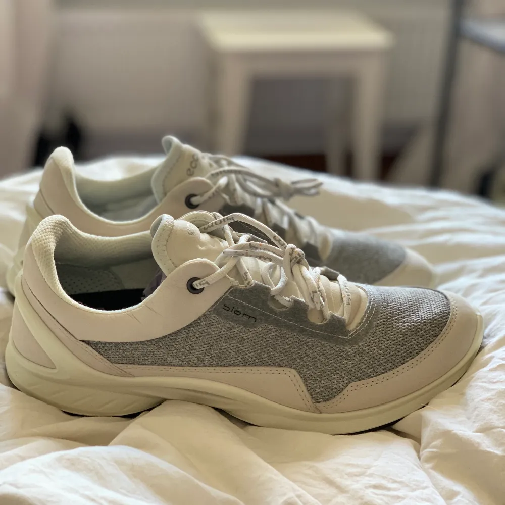 Sneakers i storlek 39 ifrån Ecco. Aldrig använda! Originalpris 1400kr. Modell: Ecco BIOM fjuel dam shadow white yabuck. . Skor.