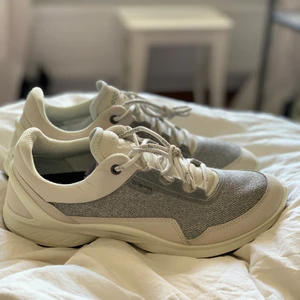 Sneakers  - Sneakers i storlek 39 ifrån Ecco. Aldrig använda! Originalpris 1400kr. Modell: Ecco BIOM fjuel dam shadow white yabuck. 