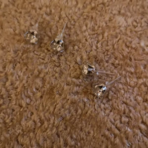 "Diamant" Örhängen 2 Par - 2 par diamant örhängen (inte riktig diamant), Köpte från H&M för ungefär 50kr men säljs för 30💗💗