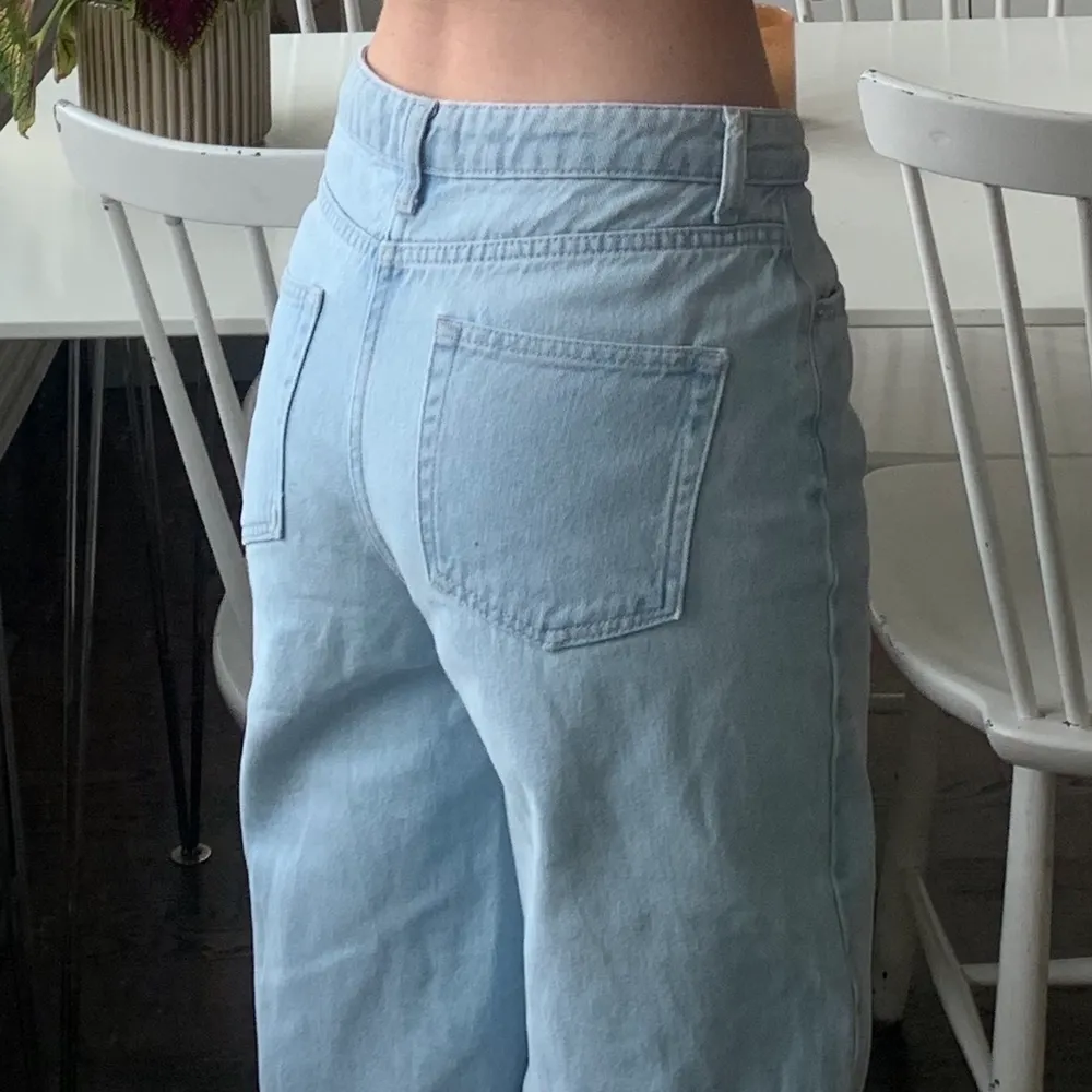 Ljusblåa jeans från NA-KD. Lite nötta längst ner i benet, går att fixa för den händige. De är för långa på mig som är 167! Perfekta att sy upp :). Jeans & Byxor.