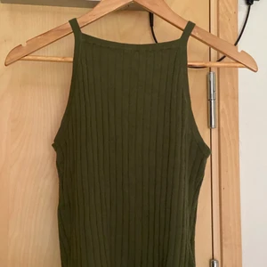 grönt linne - mjukt grönt linne, använder aldrig! storlek s men strechigt material!!