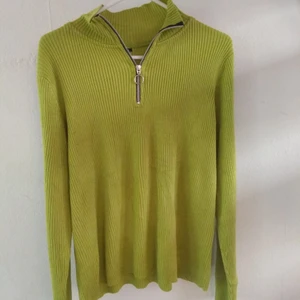 Grön långärmad  - Ascool långärmad  tröja med quarter zip (heter det så?) som inte kommer till användning tyvärr. Den är i perfekt skick. Kan också tänka mig att den är jättefin croppad. Skriv för frågor eller fler bilder🐢