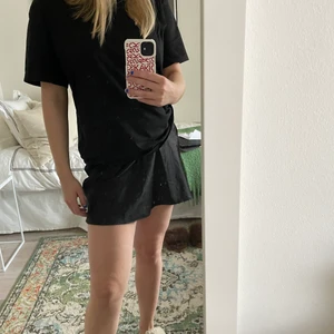 Svart kjol - Svart kjol i satin från chiquelle