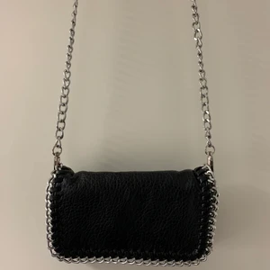 TIAMO väska - Säljer nu denna superfina och trendiga väska från TIAMO. Väskan är i den lilla storleken och i bra skick. Köptes för runt 500kr❤️