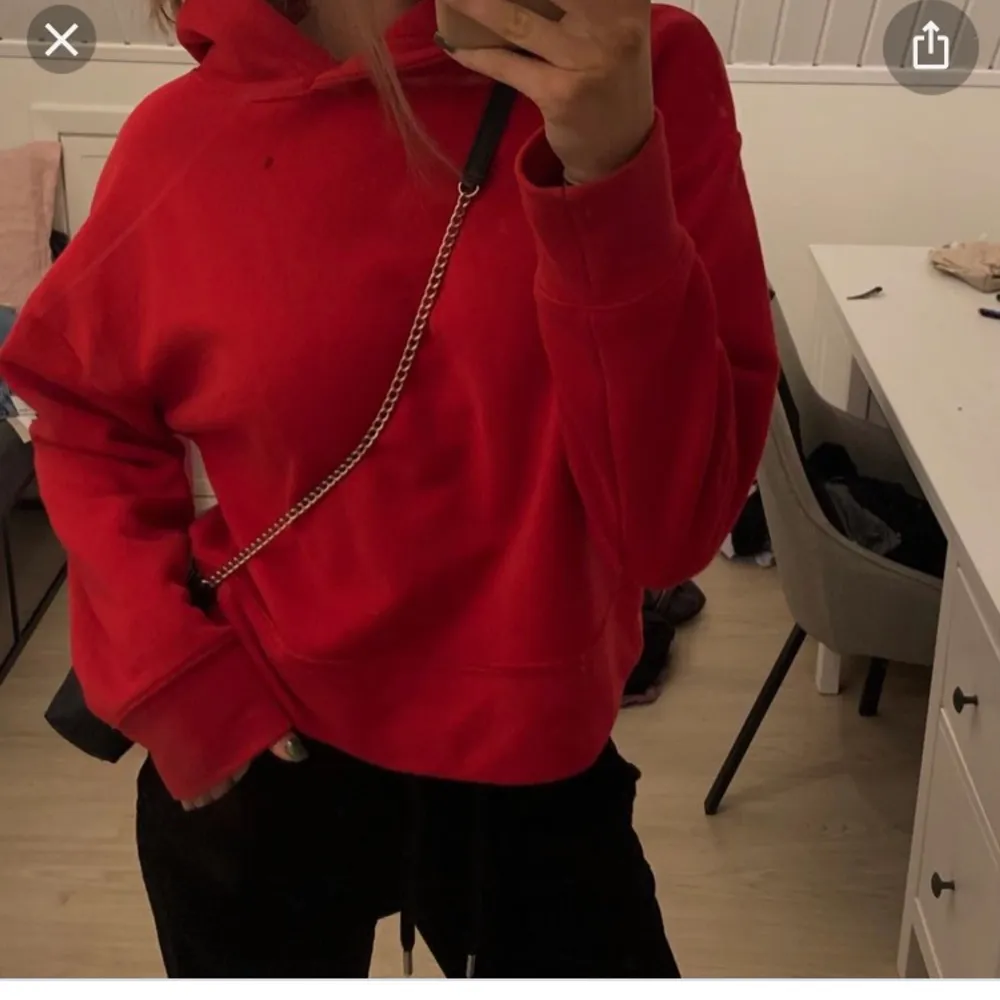 Croppad röd hoodie från zara. Andra bilden är lånad! . Hoodies.