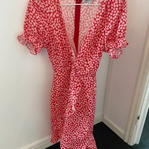 Klänning chiquelle  - Blommig klänning från chiquelle storlek S. Knappt använd. Ord pris 499. Mitt pris 200kr