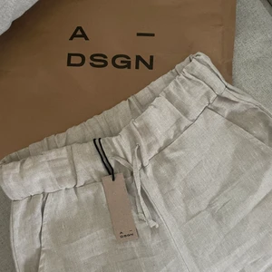 Linnebyxor från adsgn - Säljer HELT nya beigea linnebyxor från adsgn! Lappar och förpackning kvar. Nypris 799kr säljer för 600kr. Pris går att diskuteras vid snabb affär❤️