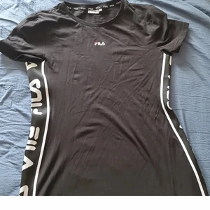 Supersnygg FILA kläning / tunnika ! - Supersnygg FILA kläning / tunnika ! I nyskick, tyvärr passar den inte mig. STL Xl 