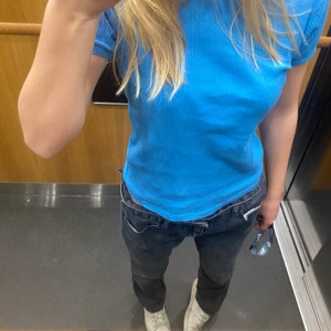 Jeans - As snygga låga grå straight jeans, det står 42 i byxorna och är lite stora för mig som vanlgit vis har 34, men har klippt ett litet hål på insidan som man kan dra igenom ett skosnöre och då sitter dom bättre💕 kan både frakta och mötas upp i Stockholm💕