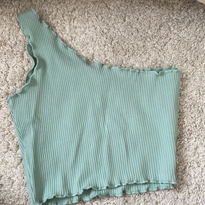 Grön enarmad topp strl S - Grön enarmad topp i storlek S, köpt från shein förra året men aldrig kommit till användning 