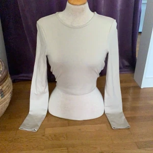 Tröja - Säljer denna beiga tröja från Nakd i strl S. Helt oanvänd. Skriv till mig om du är intressserad💕