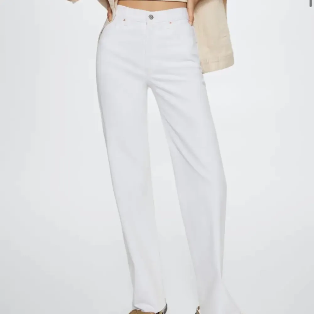 Cream-vita jeans från MANGO, strl. M!!🦋 Superfina, men säljer p.g.a. förstora! Använda ett fåtal gånger!!💘💘 hör av er vid frågor eller fler bilder!!🥰 Köparen står för frakt. Jeans & Byxor.