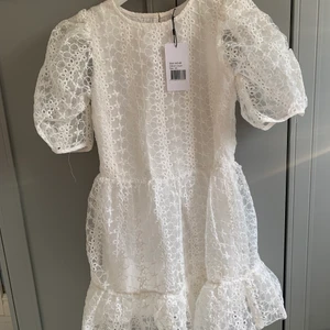vit klänning med spets  - Säljer denna helt oanvända vita spetsklänningen då den inte passade mig. Klänningen är i str xs men passar även mig i S.