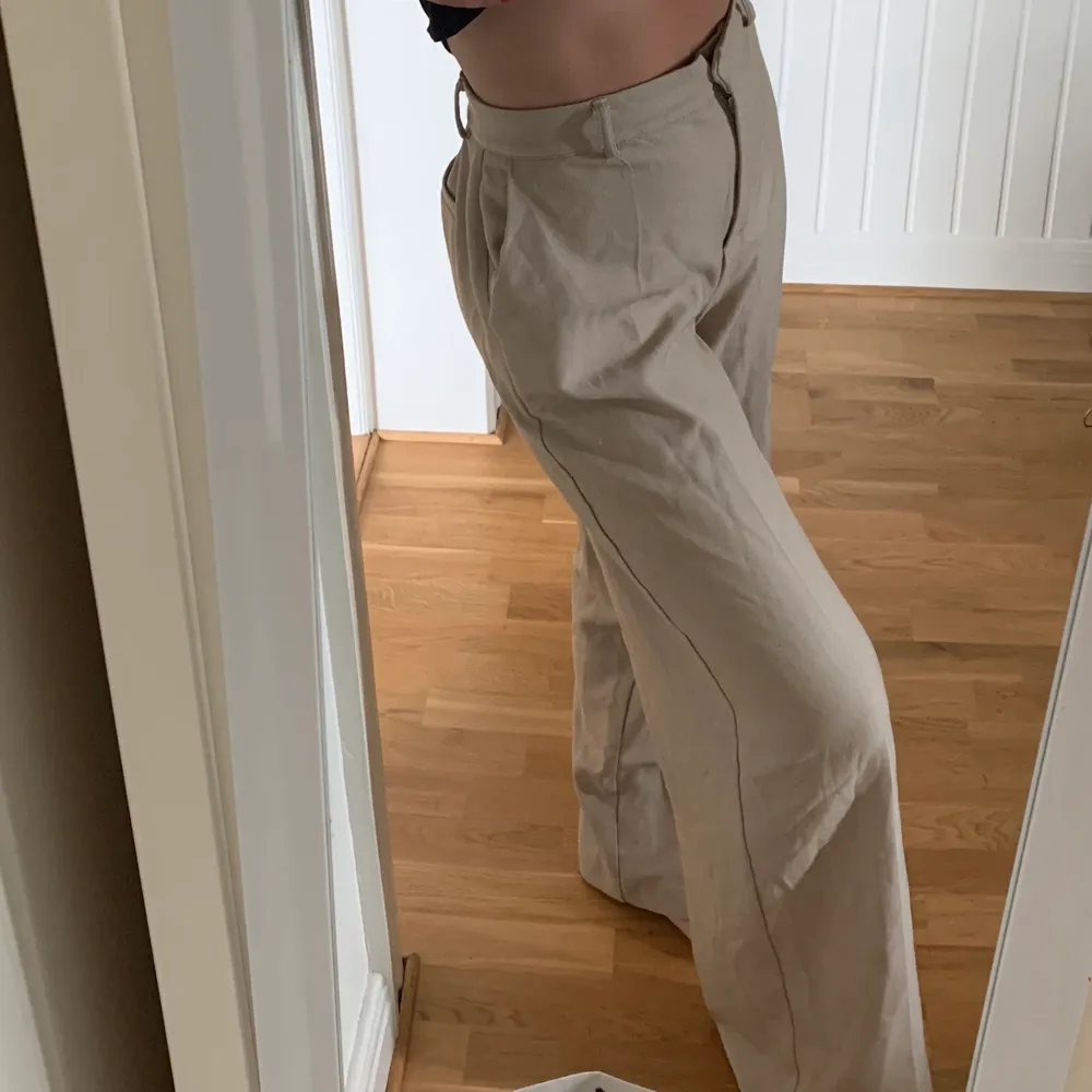 Ett par beiga byxor ifrån NAKD i linnemix, är 171 cm lång och på mig är dom långa vilket enligt mig är underbart!👏🏼👏🏼 . Jeans & Byxor.