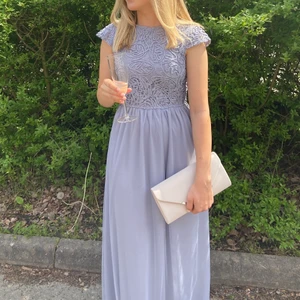 Balklänning - Blå balklänning. Nysick, använd 1 gång vid balen förra året. Upplag för att passa mig som är 160cm, går ner till hälen. Strl. 34, slutsåld på hemsidan.