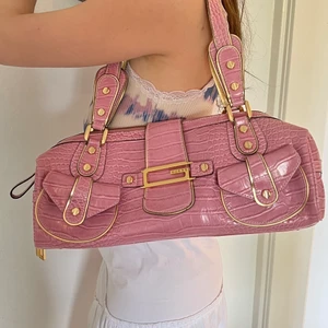 y2k rosa guess väska - Prutar ej & byter ej 🖤🖤🖤🖤🖤märke: Guess. köptes på tidigt 2000-tal, därav är den sälsynt. möts upp i stockholm eller fraktar. 🖤 mycket bra skick! den är medelstor och rymmer väldigt mycket!