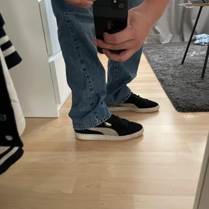 Puma Suede Skor - Ett par Svarta Puma Suede skor i Storlek 41. Dom är i väldigt bra skick men lite sliten i innersulan!