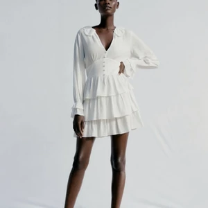 Klänning från Zara - Säljer denna jättefina klänning. Lite genomskinlig, går att ha underklänning under. Prislapp kvar. Ordninariepris 499. 