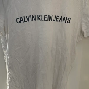 Calvin Klein t-shirt  - Säljer denna t-shirt. Använd några gånger. Använder inte längre så säljer den. Super fin 