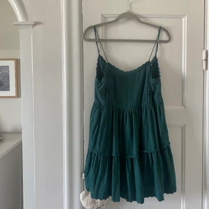 Grön klänning - Klänning från Urban Outfitters. Superfin, supersjuk i materialet ochväldigt avslappnad och härlig i sommar. Går givetvis att klä upp också. Väldigt fin till vita sneakers och en stickad tröja