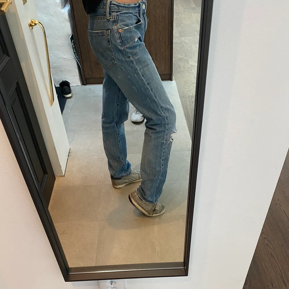 Säljer dessa lågmidjade jeans ifrån levis❤️ super snygga nu till sommaren, storlek w30 L32, kontakta vid intresse🥰 köparen står för frakt. Jeans & Byxor.