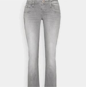 Lågmidjade jeans - Söljer dessa lågmidjade jeans från LBT, köpte de i nyskick från plick men tyvärr har de inte kommit till så mycket använding. Fortfarande i väldigt fin skick och endast använda några få gånger. Storlek 25/30 men tycker det är väldigt stretchiga och skulle passa 26 ev.27 också. 
