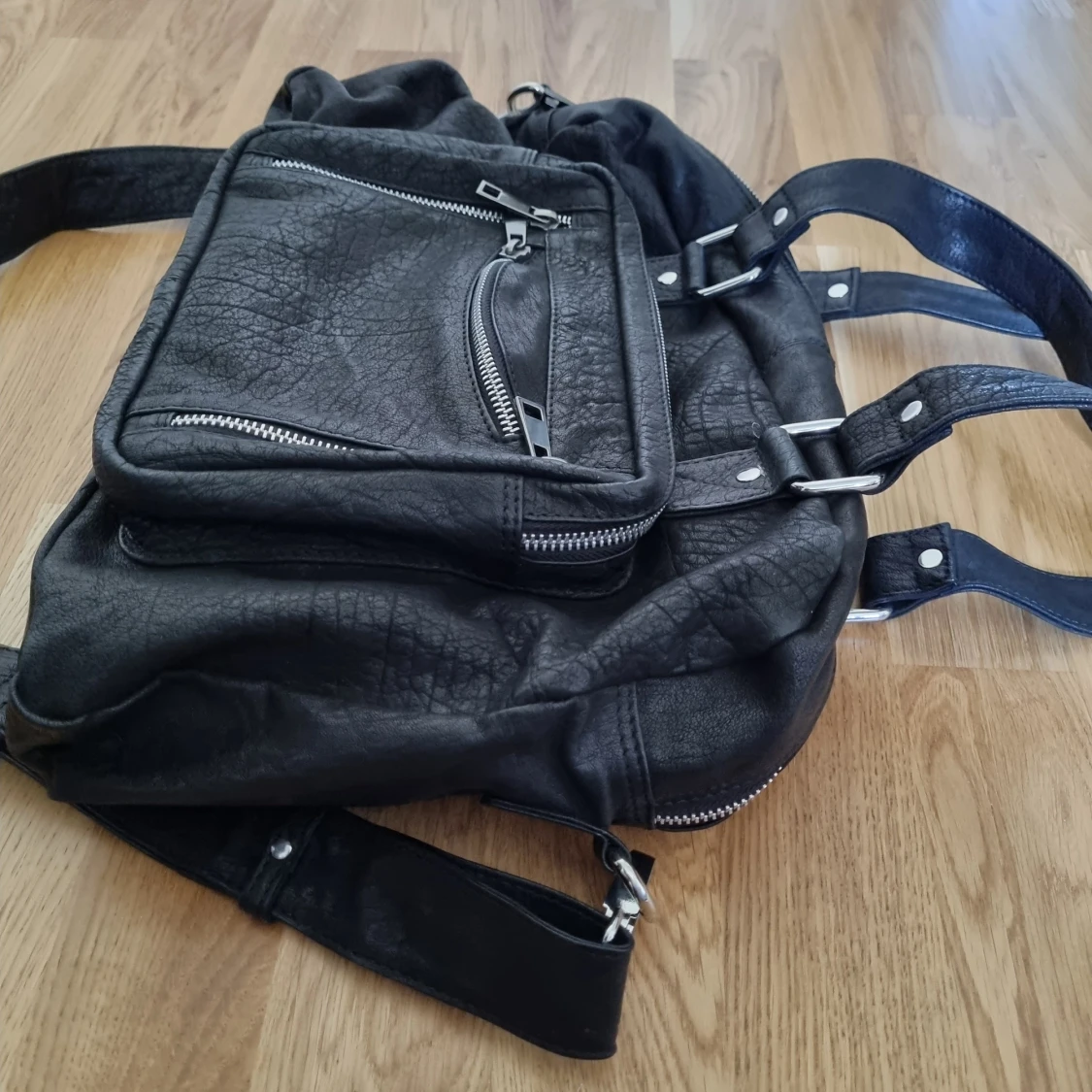 Axelväska i svart läder från Nunoo - 90