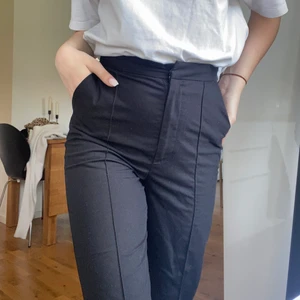 Kostymbyxor nakd st32  - Sitter så fint, säljer dessa för dom blir lite tajta i magen på mig och därför inte kommer till användning. Dom är från misslissibells kollektion 