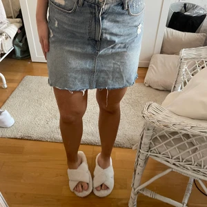 Kjol - Har tyvärr inte så många bilder men den är i topp skick och ser exakt ut som på bilden!! 🥰😍😍 180kr + frakt 🚚 