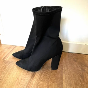 Klackar - Supersnygga ”strump” klackar! Perfekt höjd 7 cm ungefär, jättesköna att gå i! Dom är använda men inget som syns! Storlek 38