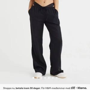 Svarta linnebyxor - Populära slutsålda linnebyxor från H&M med låg midja. Helt nya med lappen kvar. Säljs då dom var för små för mig. Storlek  XXS❣️. (Skulle kunna tänka mig att byta mot ett par i XS)