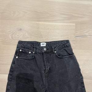 Fina svarta jeans från lager 157, säljer de för att de inte används längre 