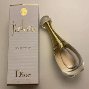 Dior J’adore parfym - Säljer min dior parfym som jag fick i present då jag inte är förtjust i den. Kvitto medföljer! 