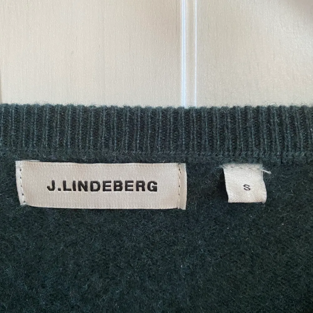Säljer en superfin, mörkgrön tröja i Kashmir från J Lindeberg. Superskön och fin tröja! . Stickat.