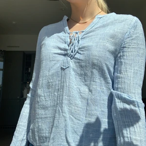 Linneskjorta från Abercrombie - Linneaskjorta i fin blå färg från Abercrombie and Fitch. Ett antal år gammal men sparsamt använd, ser eller känns inte sliten! Knytning i urringningen.