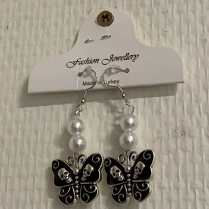 Fjärils pärl örhängen  - Pärlörhängen med fjärilar.  Handmade with lots of love <3 Om du är interessed efter fler bilder kan du gärna skriva inne på DM :) 