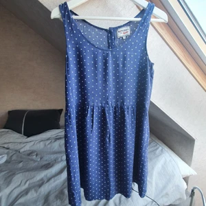 Blåprickig klänning  - Blå klänning med små prickar och hjärtan på, storlek M. Köpt second hand, aldrig använd av mig men i fint skick. Väldigt fin med en tröja under som på bilden ovan! Frakt tillkommer ✨️