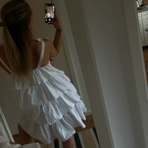 Vit volang klänning  - Söt volang   klänning passar storlek S-M